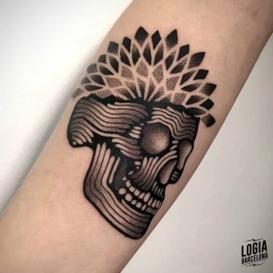 tatuaje_brazo_geometrico_calavera_logiabarcelona_juan_chazsci